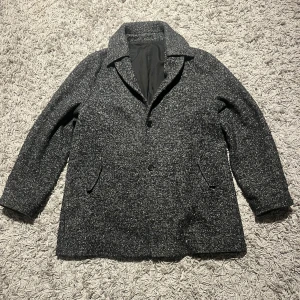 Acne studios rock  - Acne studios sample rock. Den är mörkblå/svart med ett varmt och tjockt material, den har dubbla kragar så den kan både se ut som en rock men även en overshirt. Den är köpt andrahand men är köpt i andrahand och ser inte använd ut. Pris går att diskuteras!