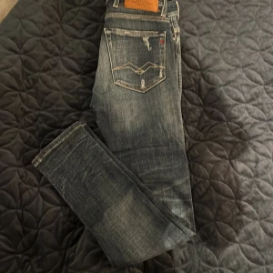 Blå jeans från Replay - Snygga blå jeans från Replay, modell Jondrill. De har en cool slitning och klassisk femficksdesign. Perfekta för en avslappnad stil med en touch av edge.