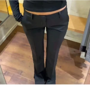 Lågmidjade kostymbyxor 🤗🤗 - Säljer dessa lågmidjade kostymbyxor från bikbok, modell Vera 💕 Har använt dom enstaka gånger, storlek 36🤗🤗