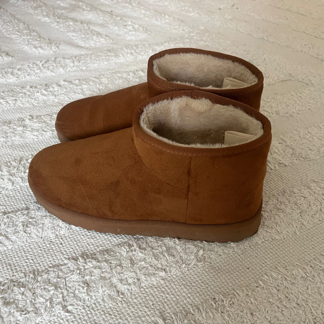Uggliknade boots med foder