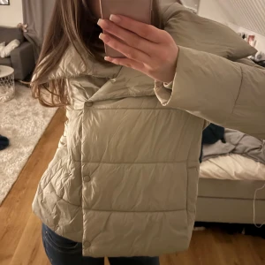 Beige pufferjacka - Säljer en snygg beige pufferjacka från banans Republic, köpt i USA 2023. Jackan har en modern design och är perfekt för kyligare dagar. Den är lätt att matcha med olika outfits och ger en stilren look. Passar en s/m! Tveka inte att höra av dig vid frågor!💞💞