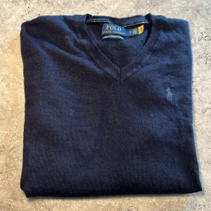  Ralph Lauren tröja -  V-ringad tröja från Ralph Lauren. |Storlek: XS passar S|Skick: 10/10 |Tillbehör: tröjan kan finnas kvitto |Nypris: 2195kr |Hör av er för ev frågor och bilder✔️. Priset kan diskuteras vid snabb affär!📋 