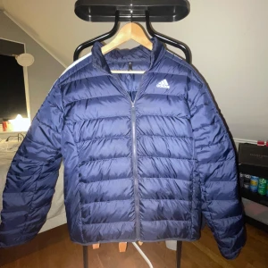 Mörkblå pufferjacka från Adidas - Adidas Puffer, vinter fodring || skick 9/10 || Pris: 159kr || Skriv vid frågor || Storlek S || 𝗖𝗵𝗲𝗰𝗸𝗮 𝗺𝗶𝗻 𝗽𝗿𝗼𝗳𝗶𝗹 𝗳ö𝗿 𝗺𝗲𝗿 𝗳𝗲𝘁𝗮 𝗽𝗹𝗮𝗴𝗴!!!