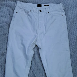 Vita skinny jeans från H&M - Snygga vita skinny jeans från H&M i storlek 31. De har en klassisk design med fem fickor och knappar i midjan. Perfekta för en stilren look. De är använda 4-5 gånger, Säljer för 100kr 