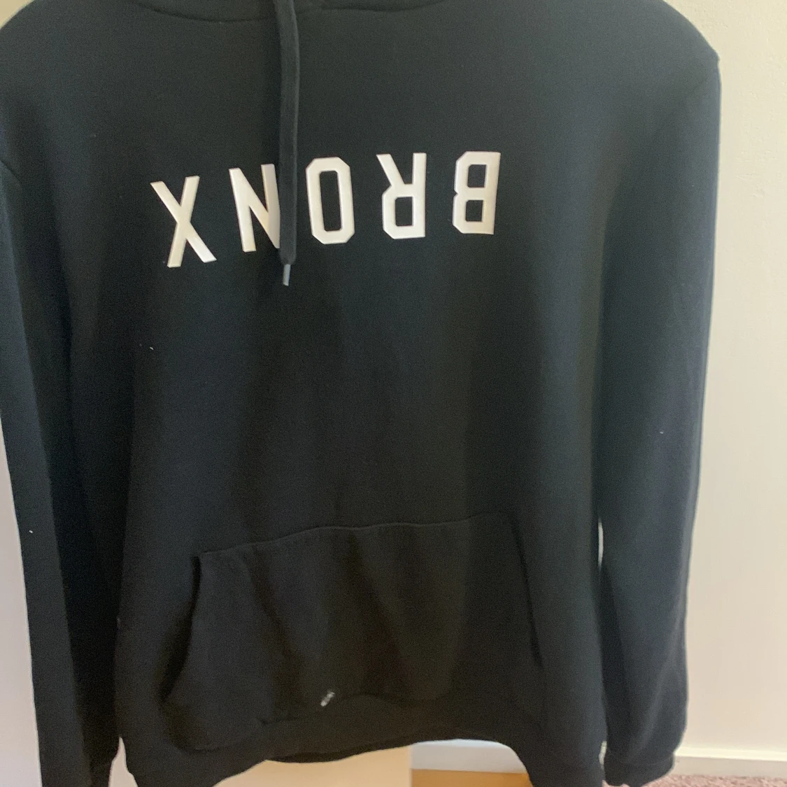 Svart hoodie med text - 1