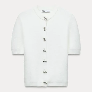 Vit kofta från ZARA - Säljer en stilren vit kofta från zara med korta ärmar. Aldrig använd, prislappen är kvar. Koftan är i ett mjukt material som ger en bekväm passform💓