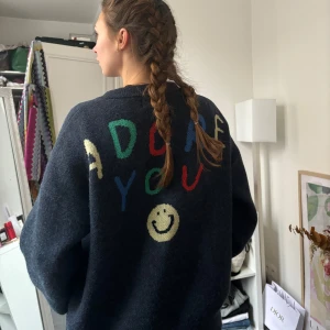 Stickad kofta - Säljer min jätte fina stickade kofta! Med texten Adore You på framsidan och baksidan☺️