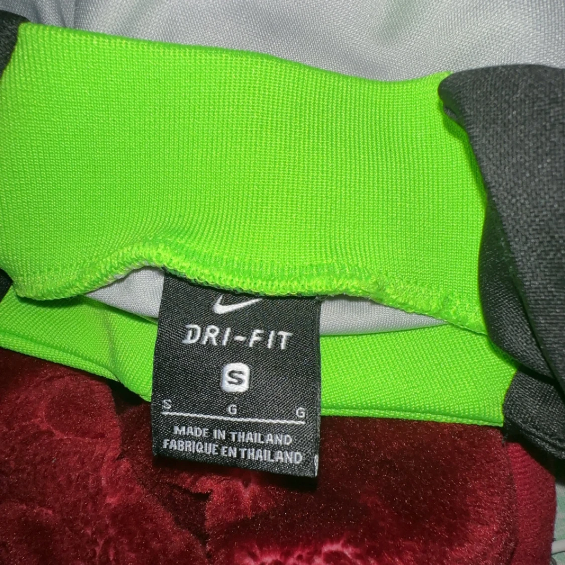 Grå och svart träningströja från Nike - 2