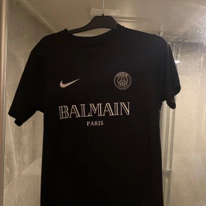 Fotbollströja Nike x Balmain - Balmain fotbollströja sälj. Helt ny aldrig använt pågrund av att den va för stor för mig