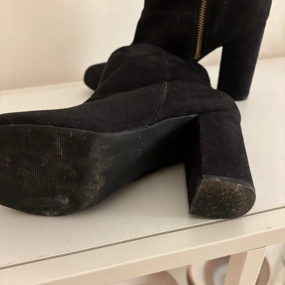 Strl 38. Väldigt fint skick, sparsamt använda. Klacken är ca 8-9 cm. Bekväma att gå i. Kengät.