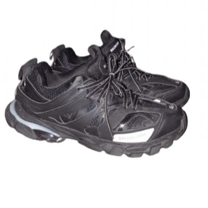 LED Balenciaga Track - Balenciaga tracks som är i nyskick endast använda 1 gång, du får med dustbag, laddare, extra skosnören och balenciaga instruktions kort, om du har några fler frågor DM:a mig🙏💯