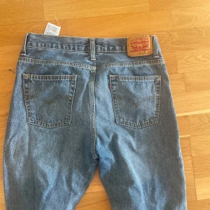 Levis 511 jeans i blå denim - Snygga Levis 511 jeans i klassisk blå denim. Skulle säga att de passar M/L. Aldrig använda av mig köpte i USA