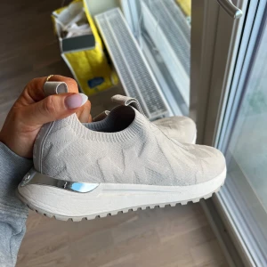 Sneakers från Michael Kors - Ljusgrå sneakers från Michael Kors. Använda 1 gång