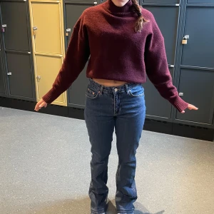 Jeans - Säljer en utsvängda jeans från Gina tricot. Tjejen i bilden är 158, men passar någon som är 165-170, därmed ser den lite mer högmidjat än den är, den är mid-rise ❤️