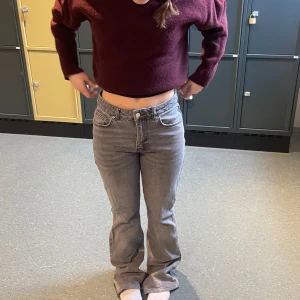 Gråa flare/bootcut jeans - Säljet ett par midrise snygga jeans, ser lite mer high rise ut och stora ut på tjejen i bilden eftersom hon är 158, passar någon som är 165-170 ❤️