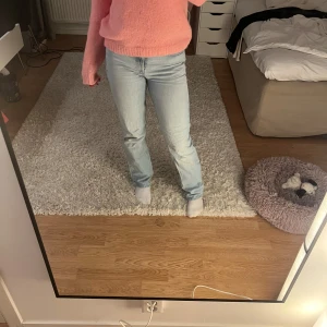 Ljusblåa jeans - Snygga ljusblåa jeans från zara. Sönder på två ställen som syns på de sista bilderna. Midwaist. 🥰 