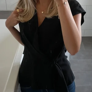 Svart blus från Zara  - Använd ett antal gånger men är i bra skick!🩷