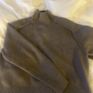 Beige/brun polo tröja - Jätte fin stickad polo tröja, köpt på hm. Har inga defekter men är lite nopprig💕