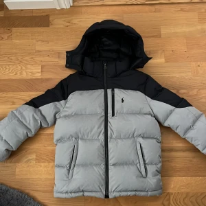 Ralph lauren jacka  - Hej säljer en fin ralph lauren jacka som passar 155.165 /xs