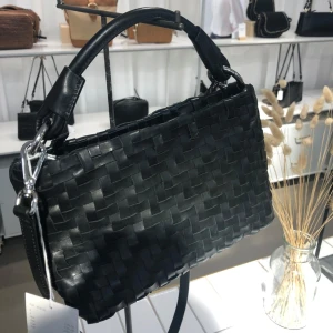 SÖKES! Flätad väska i skinn från Other Stories. - SÖKER någon av dessa flätade svarta väskor i skinn från Other Stories.