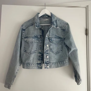 Croppad jeansjacka - Jeansjacka från Gina Tricot. Använd enstaka gånger. Hör av dig om du undrar något!