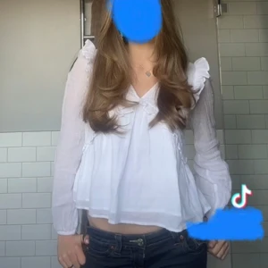 Vit blus  - Jättefin blus💗 använd fåtal gånger. Stl 170 men passar som en xs-s💗