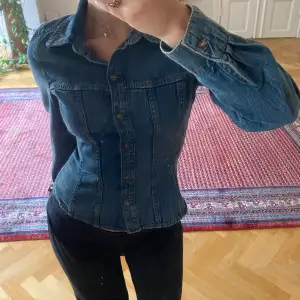 Sjukt snygg figursydd jeansjacka! Perfekt till hösten! Priset kan diskuteras.