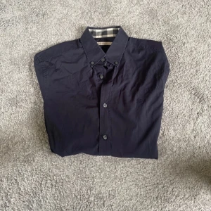 Burberry Skjorta - Hej, säljer nu denna super exklusiva skjortan för ett super pris.🥂✨ Nypris är 5000kr👀. Den är i perfekt skick.🤝 Leverans sker med PostNord eller Instabox inom 1-2 dagar kommer paketet!✅🤝😉