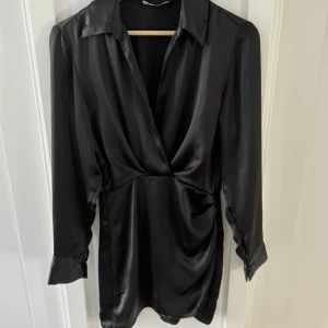 Miniklänning Zara - Perfekta festklänningen! Använd fåtal gånger, mycket bra skick. Stl XS💞