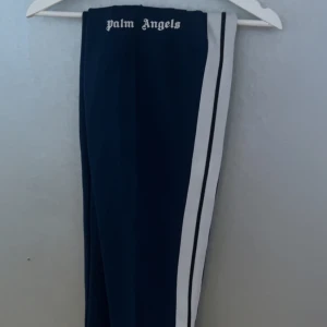 Palm Angles Byxor - Säljer nu mina palm angels byxor då jag aldrig använder dom, näst intill nyskick på dom, strl M men passar också S utan att vara för stora