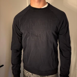 Armani sweatshirt  - Hej säljer nu denna mörkblåa Armani sweatshirt åt min bror, använd men fint skick🤍sista bilden kan man se insidan av tröjans tryck hur de släppt i kanterna