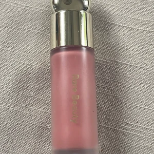 RARE BEAUTY Soft Pinch - Liquid Blush - RARE BEAUTY Soft Pinch - Liquid Blush i färgen Hope. Använd ca 4 gånger. 