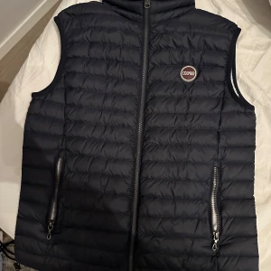 Colmar väst - Blå colmar väst, köpt från boozt: 2899kr. Bra skick 