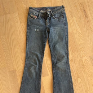 Snygga diesel jeans - Jeansen är i bra skick förutom lite slitage på baksidan längst ner på benen (se bild). Passar bra för xs-s och är stretchiga. 