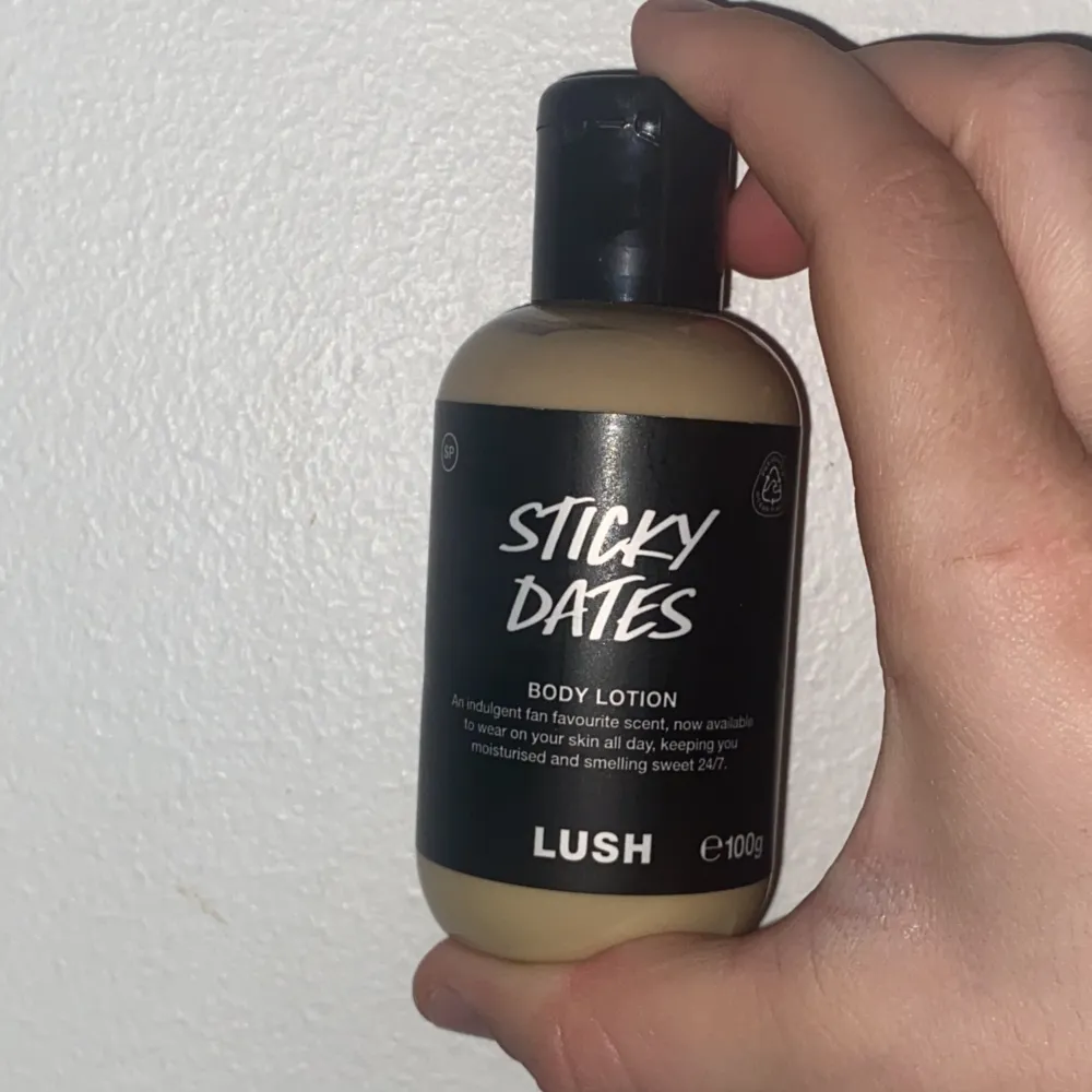 Helt ny sticky dates body lotion, 100g, luktar heeeeeelt underbart😍 slutsåld på lush. Skönhet.