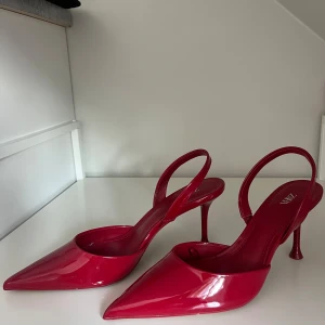 Röda klackar  - Storlek 38, kommer från Zara.  Använt inomhus en gång. 