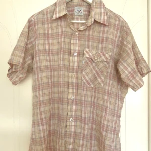 Levi skjorta  - Rutig färgglad skjorta från Levi! Solblekt retrostil, stl L!  Tredje bilden rättfärdigar färgerna!💚