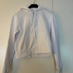 Hoodie  - En vit hoodie i mycket gott skick, aldrig använd 