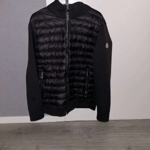 En snygg monclear cardigan för ett rimligt pris - En snygg cardigan, Storlek xl men känns ungefär som M till L