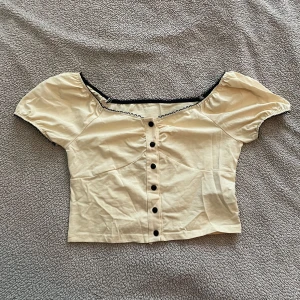 söt beige top - har bara använts två gånger, är som ny