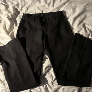 Low waist kostymbyxor - Lågmidjade kostymbyxor från bikbok. Ganska bra skick, nypris 500 kr💓