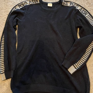 Svart stickad tröja från U.S. Polo Assn. - Säljer en svart stickad tröja från U.S. Polo Den är i jätte bra skick nästan helt oanvänd o materialet e super lyxigt. Säljes för den int används längre