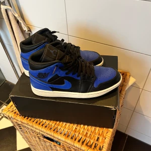 Jordan 1 Hyper Royal - Säljer dessa sköna  Jordan 1 Hyper Royal Nypris 2500 Skick 8/10 Priset är ej spikat⭐️