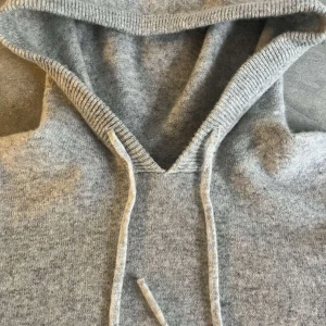 Ljusgrå no brand Kashmir hoodie - Ljusgrå no brand cashmere hoodie. Endast använd enstaka gånger, aldrig tvättats, inga defekter och 10/10 skick. Säljer pga att den inte längre kommer till användning. 