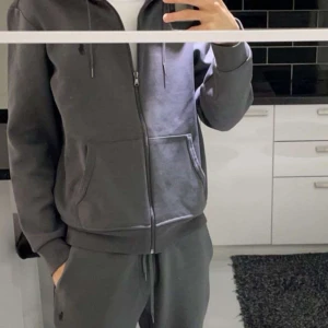 Ralph lauren dress - Säljer min ralph lauren dress som är i jätte bra skick. Säljer båda delarna