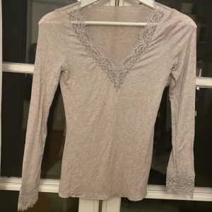 Intimissimi tröja - Storlek S, bra skick, använd fåtal ggr, passar till det mesta, pris kan diskuteras💕