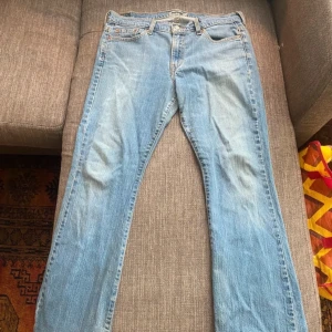 Lågmidjade bootcut Levis jeans - Så nice Levis jeans som är lågmidjade och utsvängda! Inga märkbara defekter 😊😊 Passar mig i längden som är 166, passar lite längre också!