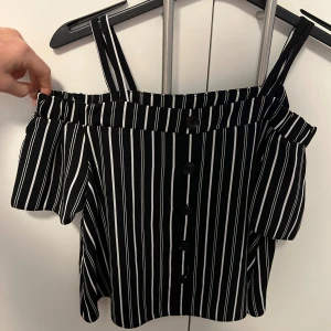 Fin randig tröja - Fin randig tröja som jag tyvärr växt ur. Köpt på Primark, strl: 10-11 år. Har inga skador💗 ⚠️❌OBS: knapparna går INTE att knäppa elr ngt, de är bara fastsydda där❌⚠️ 