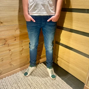 Replay Anbass  - Tja säljer nu dessa riktigt stilrena jeans från Replay i modellen Anbass. Modell -185cm (77kg) skriv för fler frågor/ bilder mvh vestimenta😊