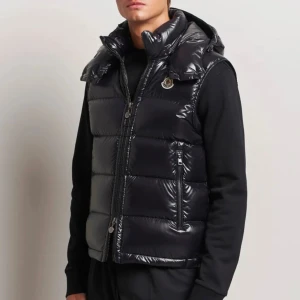 Letar efter en sån moncler väst - Letar efter en sån moncler väst helst i Norrköping men funkar även med andra städer 